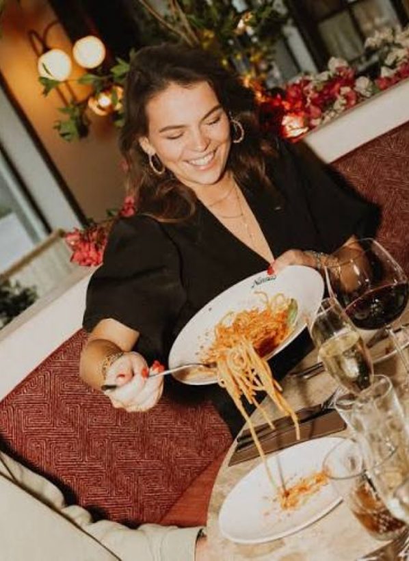 Gast schept verse pasta op in Salotto Privato